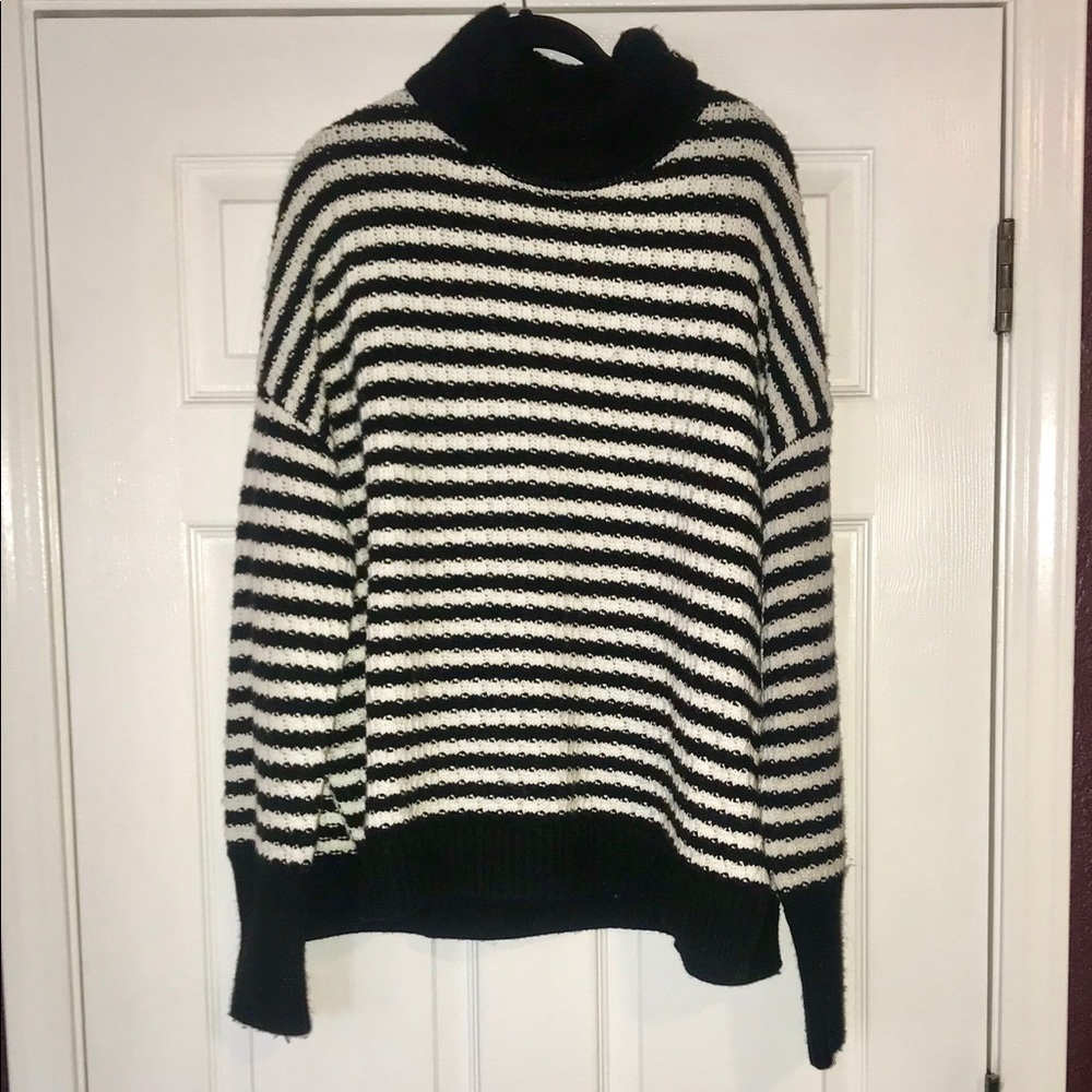 GAP oversized turtleneck sweater. Black & White XL